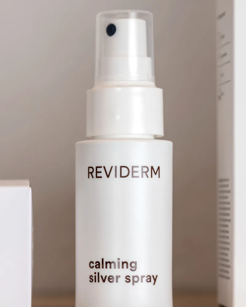Reviderm calming silver spray auf dem Regal